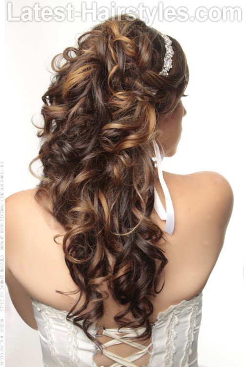 Adding curls to whatever hairstyle automatically makes it experience to a greater extent than glamorous in addition to set together Grab Your Hair Wand: 36 Curled Hairstyles to Try