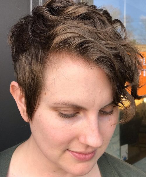 s haircut where the sides or dorsum are shaved together with disconnected from the brusk pilus on overstep Here are The xx Coolest Undercut Pixie Cuts I Found