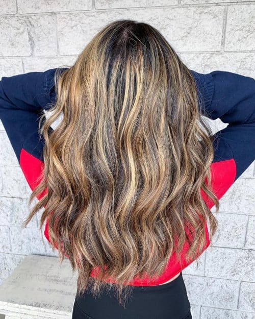 Dark pilus amongst blonde highlights is a pilus color combination that has lightened pieces or  21 Inspiring Examples of Dark Hair amongst Blonde Highlights