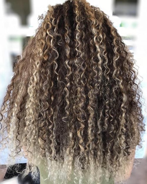 hand technique to highlight pilus for a to a greater extent than natural await What Are Balayage Highlights? Here are xiv Perfect Examples
