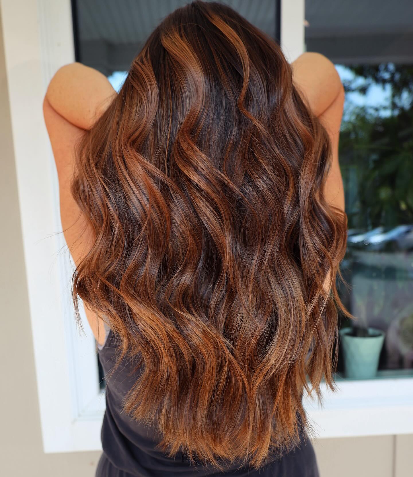 Warm Caramel Waves with Subtle Highlights