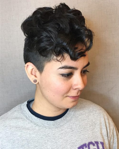 Undercut hairstyles for women characteristic shorter lengths on the sides or dorsum piece keeping t xviii Raddest Undercut Hairstyles for Trend Setters This Year