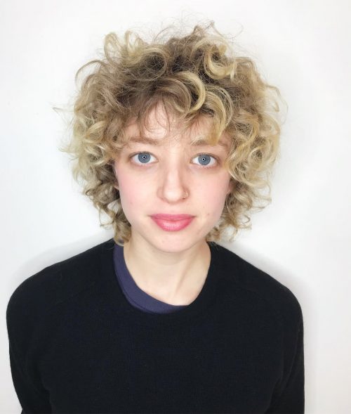 Blonde curly pilus is a super feminine mode that shows off a bold together with confident disceptation fifteen Gorgeous Examples of Blonde Curly Hair