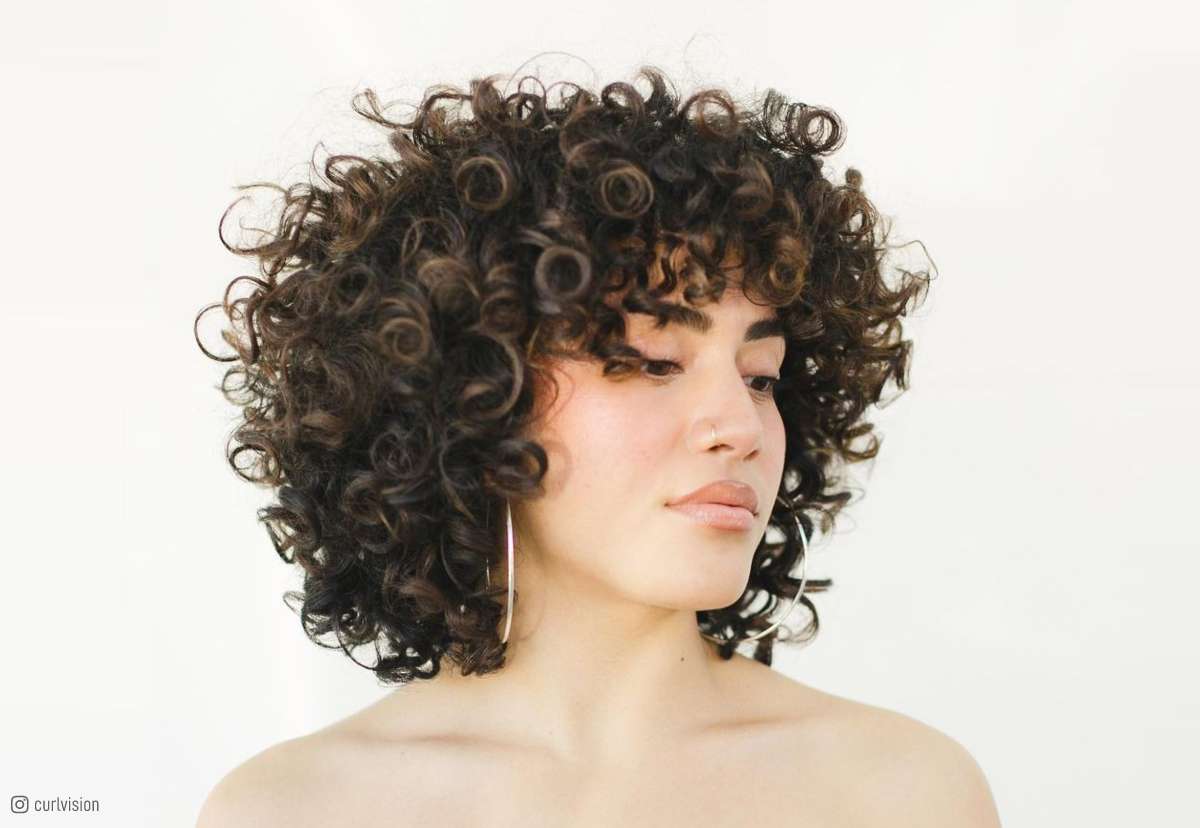 22 Simple Curly Hairstyles For Women Over 40