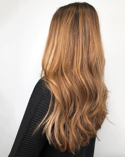 Blonde pilus alongside nighttime roots is a pilus coloring technique that allows natural brunette origin xviii Blonde Hair alongside Dark Roots Ideas to Copy Right Now